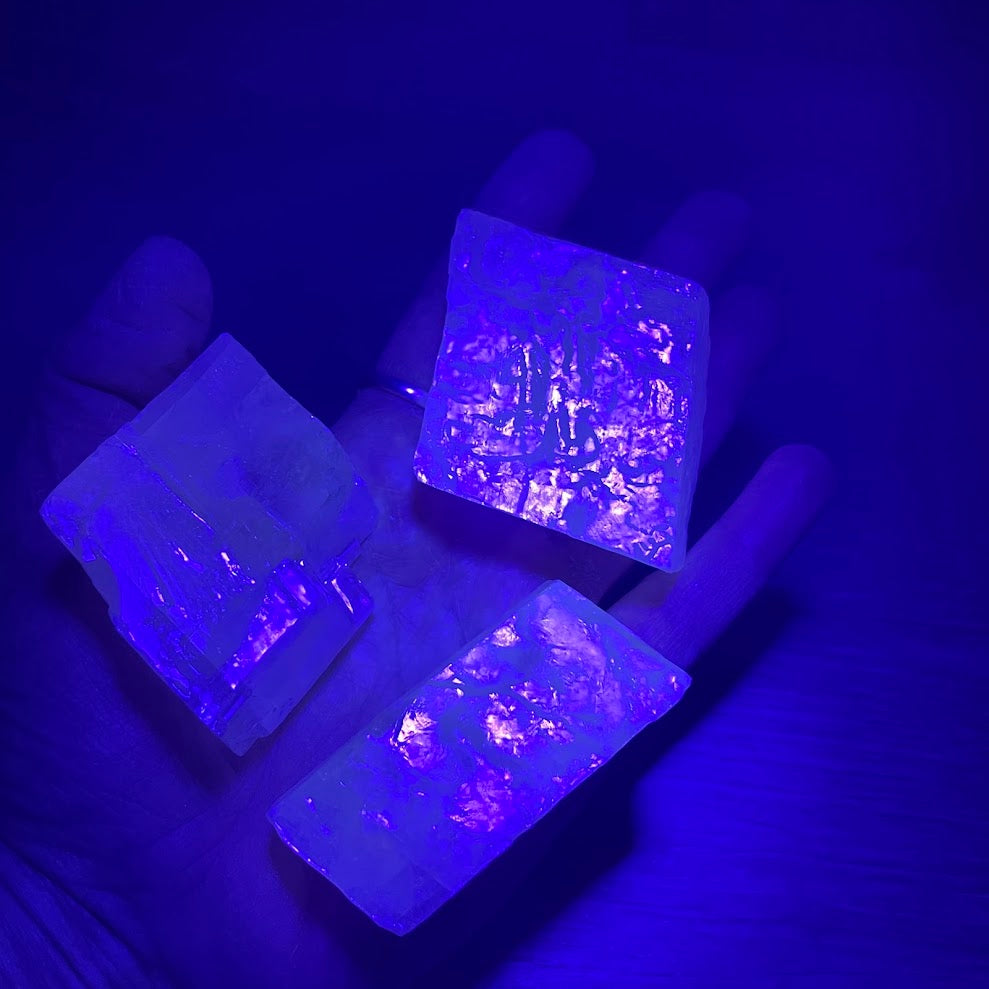 Calcite-rhombus-black-light