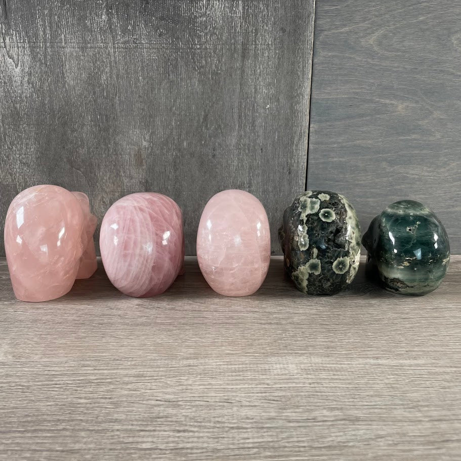 Lot of three rose quartz and two Kambaba jasper skulls, boho decor