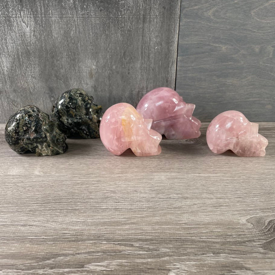 Lot of three rose quartz and two Kambaba jasper skulls, for rock shops