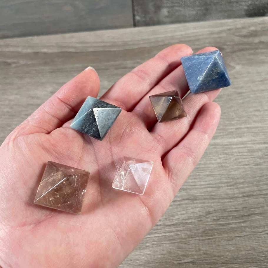 natural crystal pyramid for Reiki wholesale