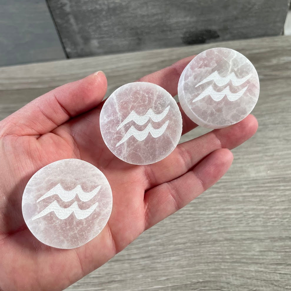 aquarius spiritual crystal plate with engraved zodiac sign bulk supplier