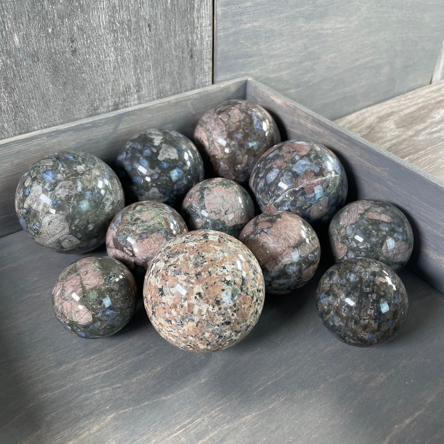 Lot of eleven que sera spheres.