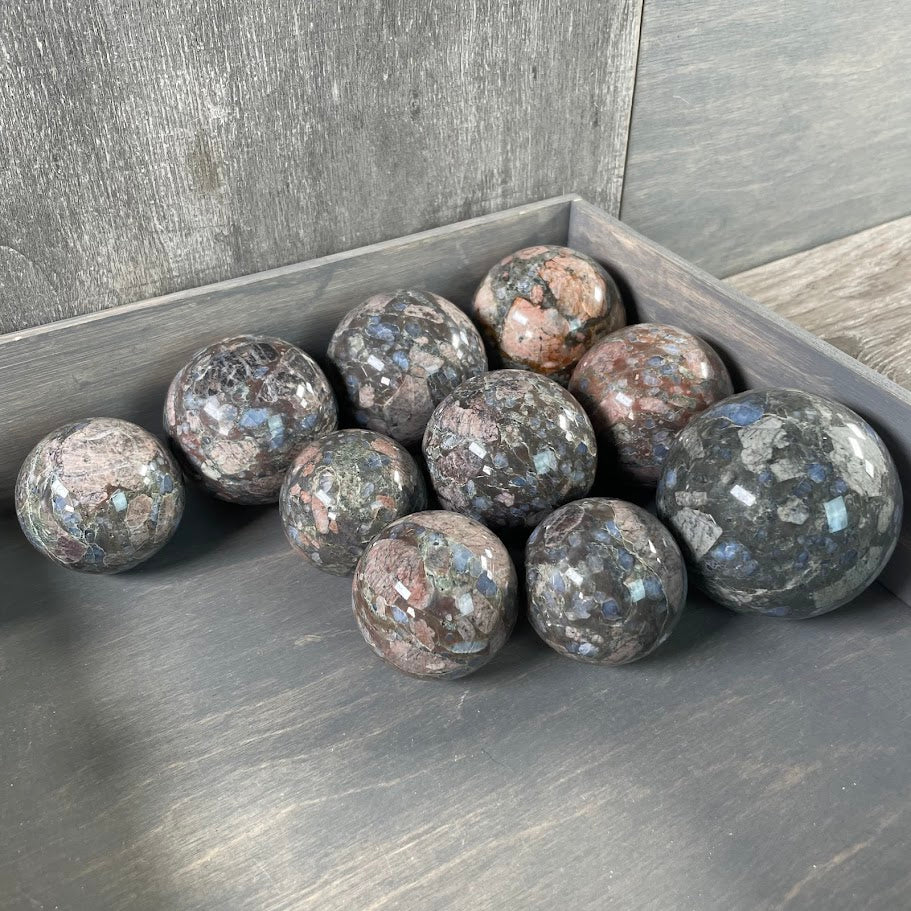 Lot of ten que sera spheres.