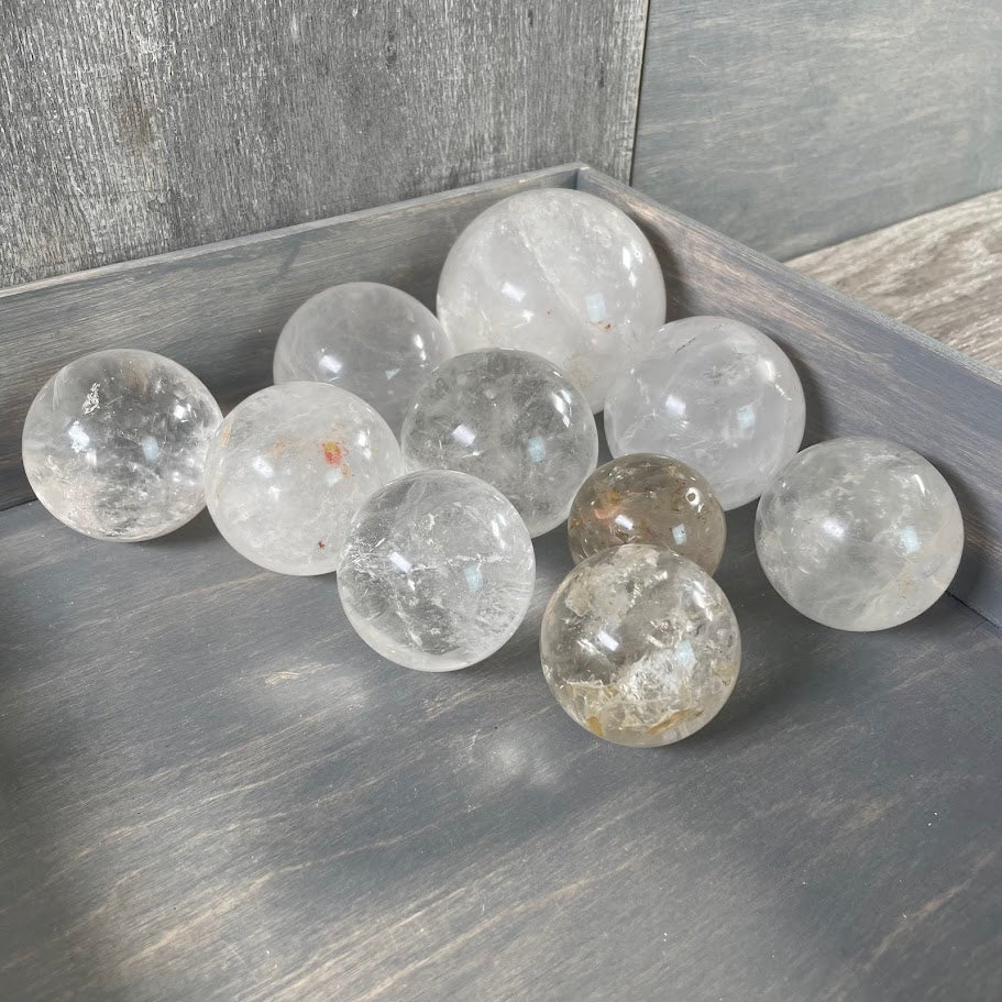 Quartz spheres for new age stores in bulk
