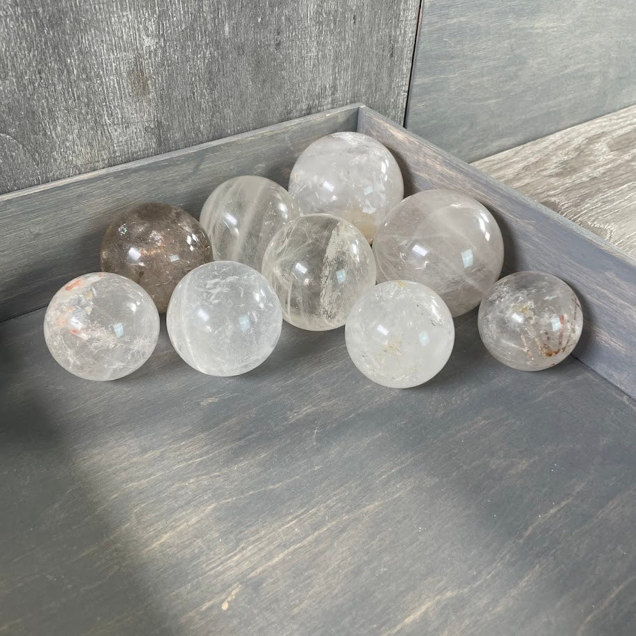 Lot of nine quartz spheres.