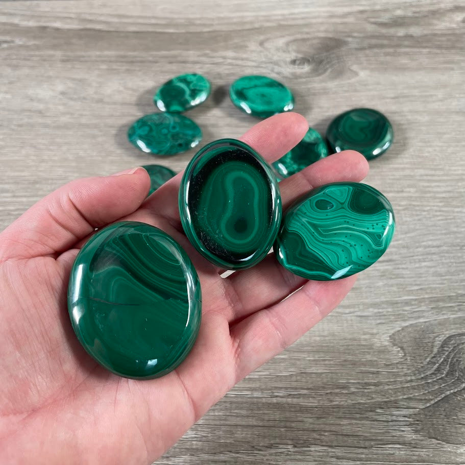 Wholesale malachite thumb stones for spiritual shops