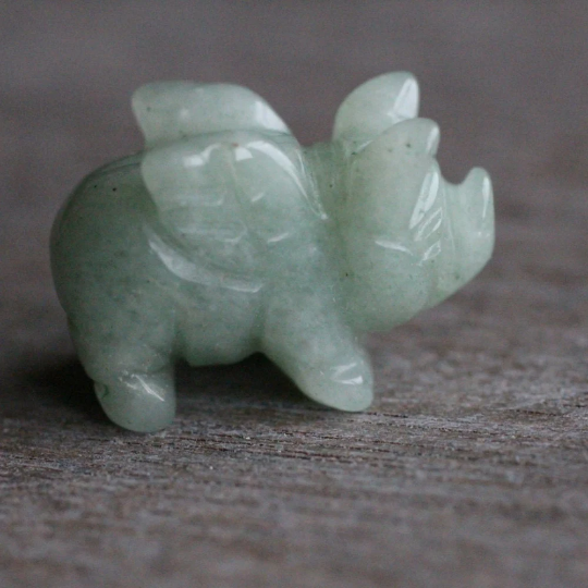 Aventurine flyring pig crystal store display mini stone carvings