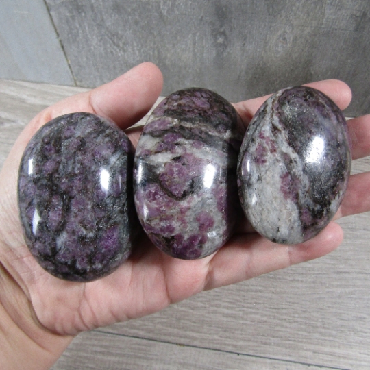 Spinel Crystal Palm Stones Bulk for Retail Display