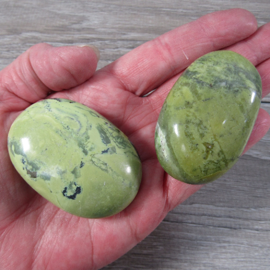 Serpentine Polished Chakra Gemstone Palm Stones for Shops