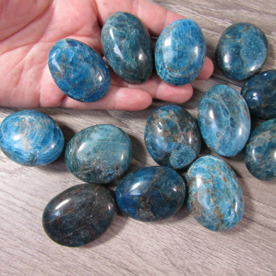 Apatite Organic Shape Gemstone Palm Stones for Resale