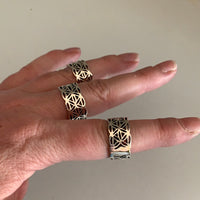 Wide banded flower or life ring