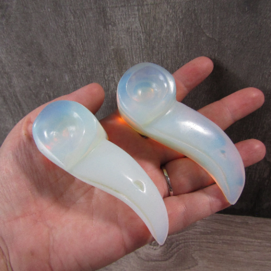 Gemstone Raven Skull Figurine – Carved Crystal Decor