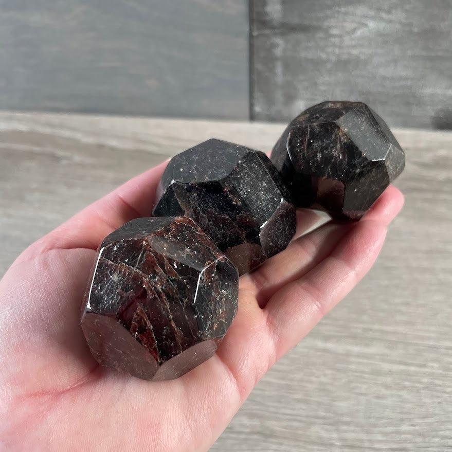 Polished geometry garnets bulk wholesale
