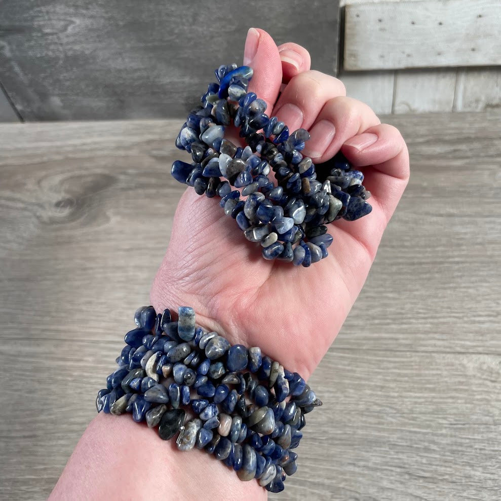 Bulk crystal chip bracelets in sodalite gemstones for wholesale jewelry retailers