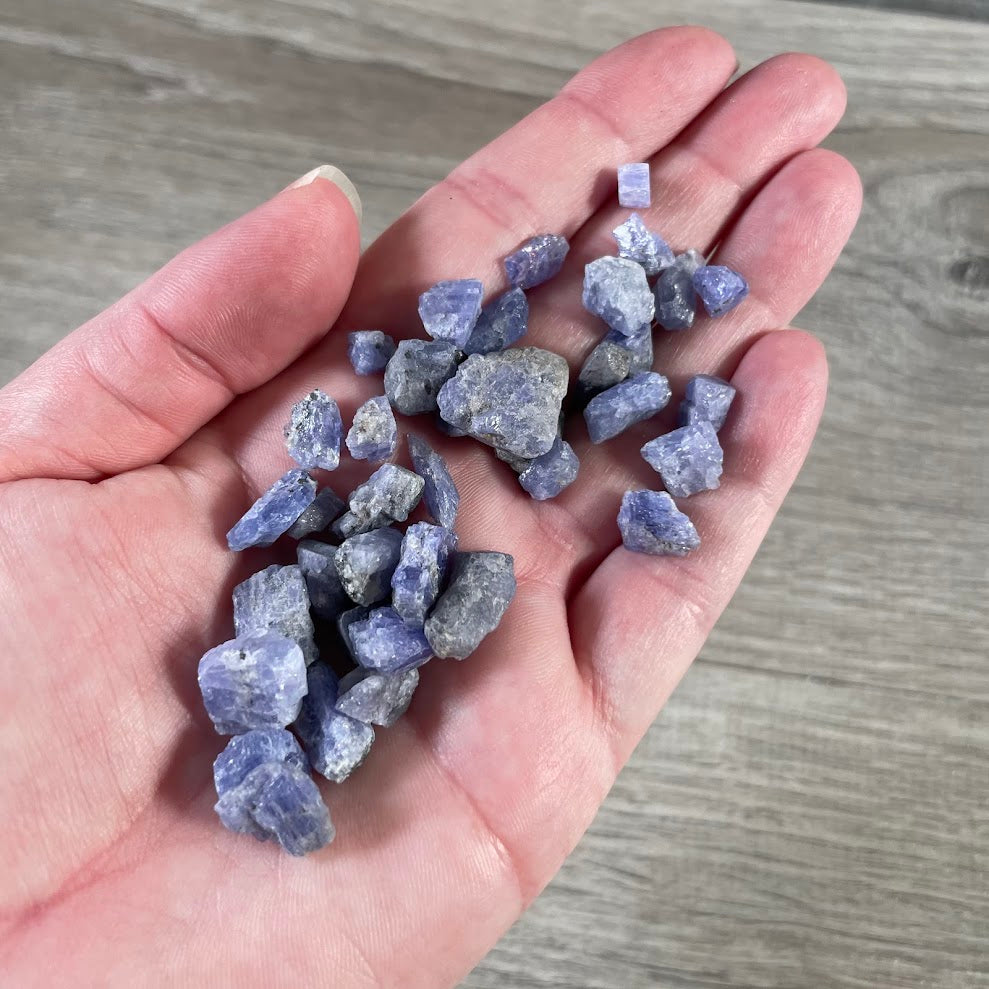 Wholesale tanzanite rough stones for gemstone displays