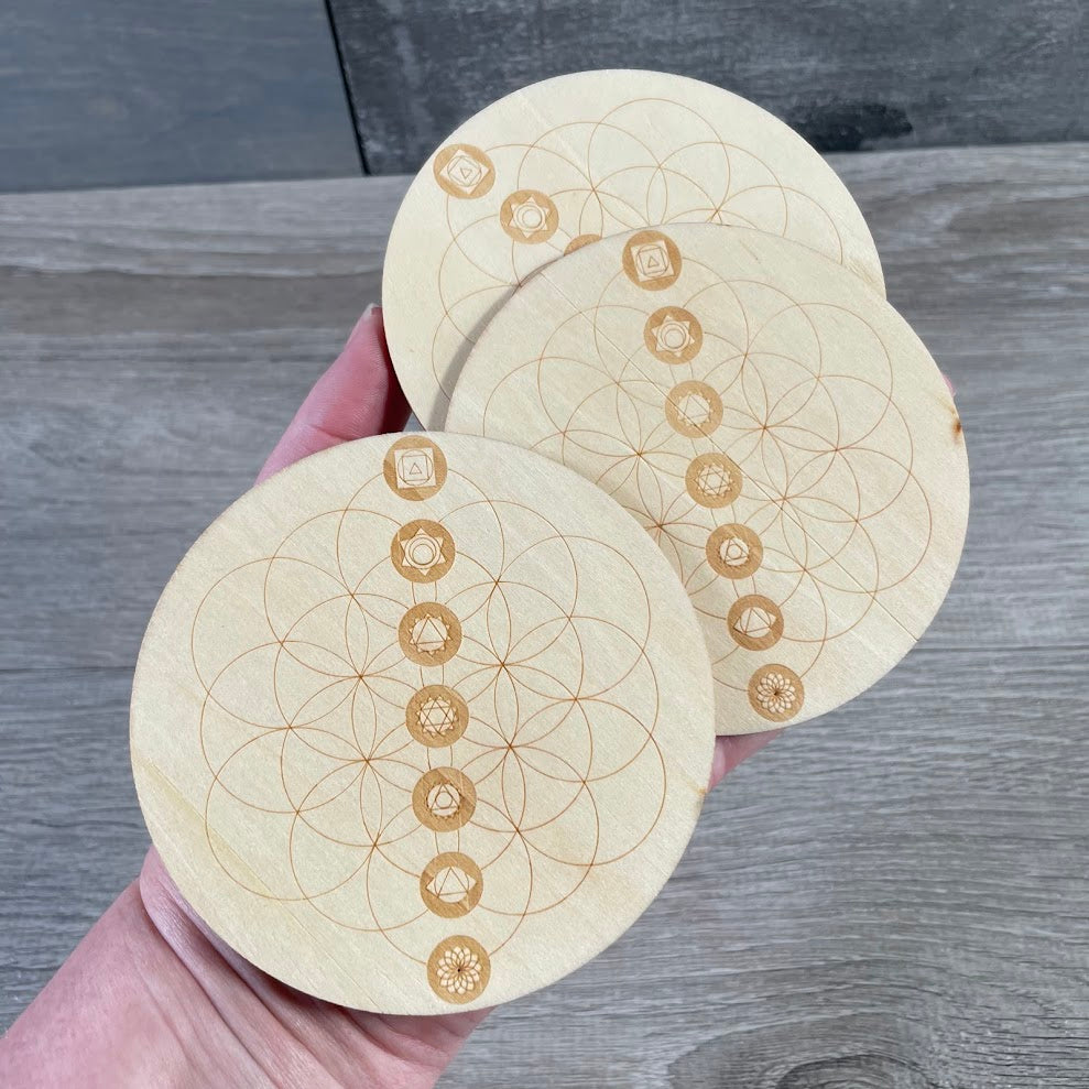 Wooden gemstone display plate with geometric crystal arrangement pattern