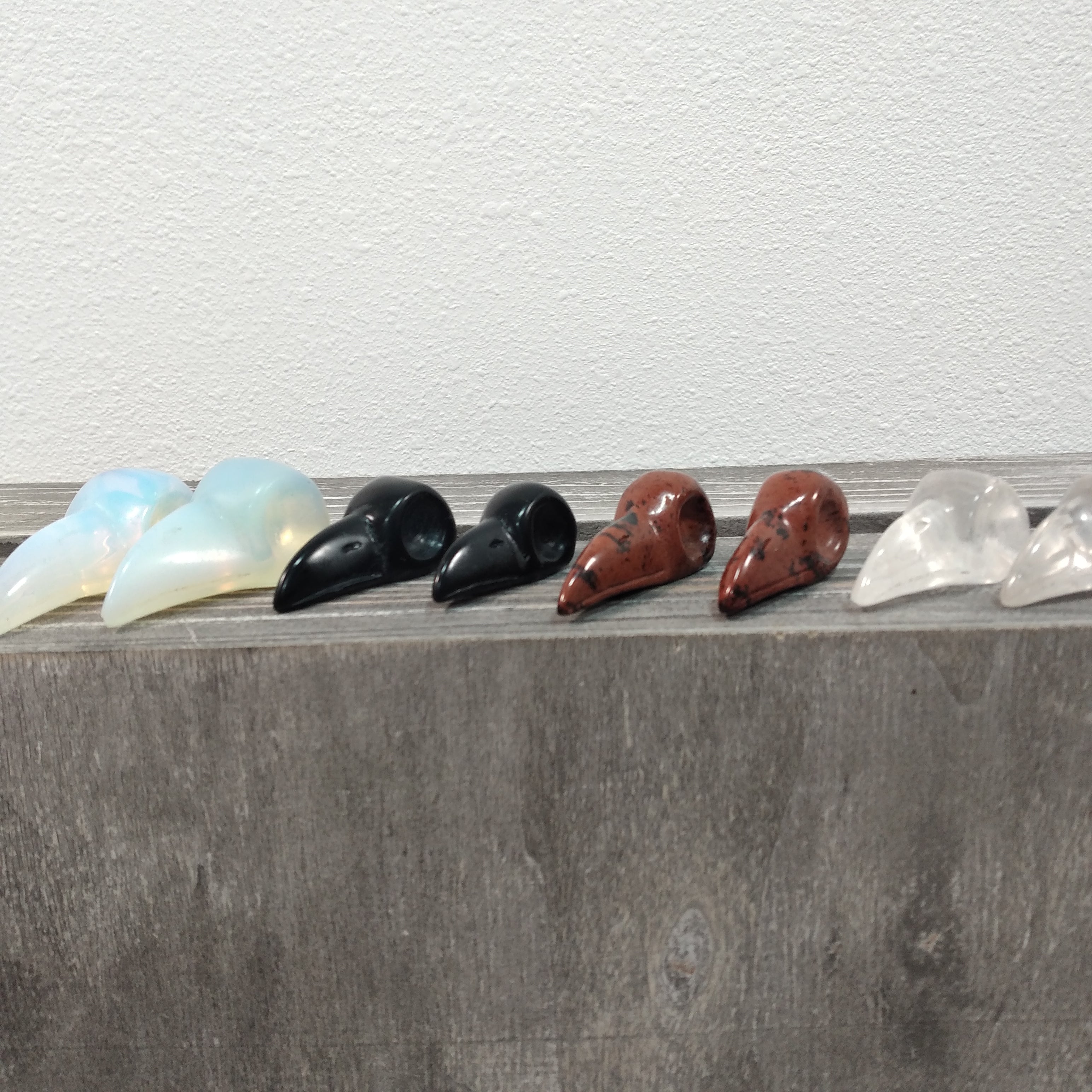 Bulk Gothic décor raven skull made of gemstone