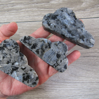 Larvikite cloud for crystal collectors