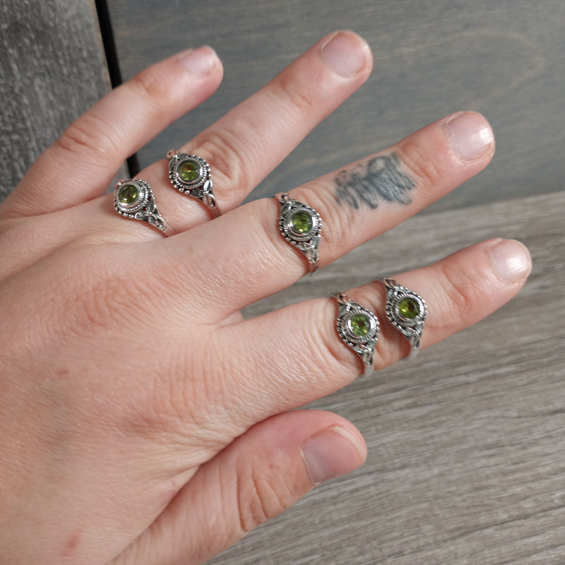  Sterling Silver ring with Hippie Leaf band and peridot center stone