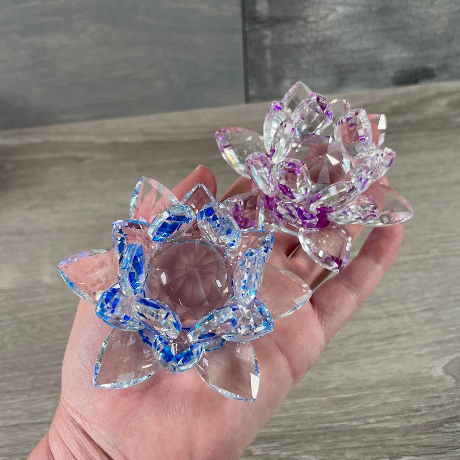 Leaded glass lotus flower figurine sparkling with light reflections, wholesale for crystal shops