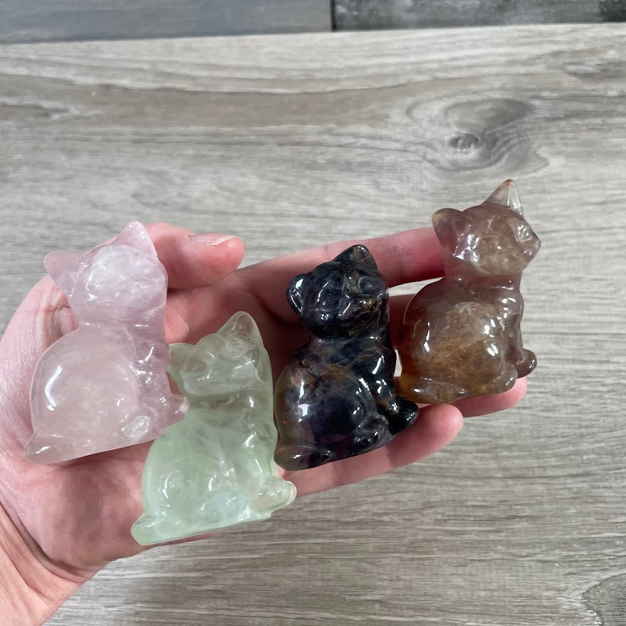 Cat figurines carved in fluorite 
