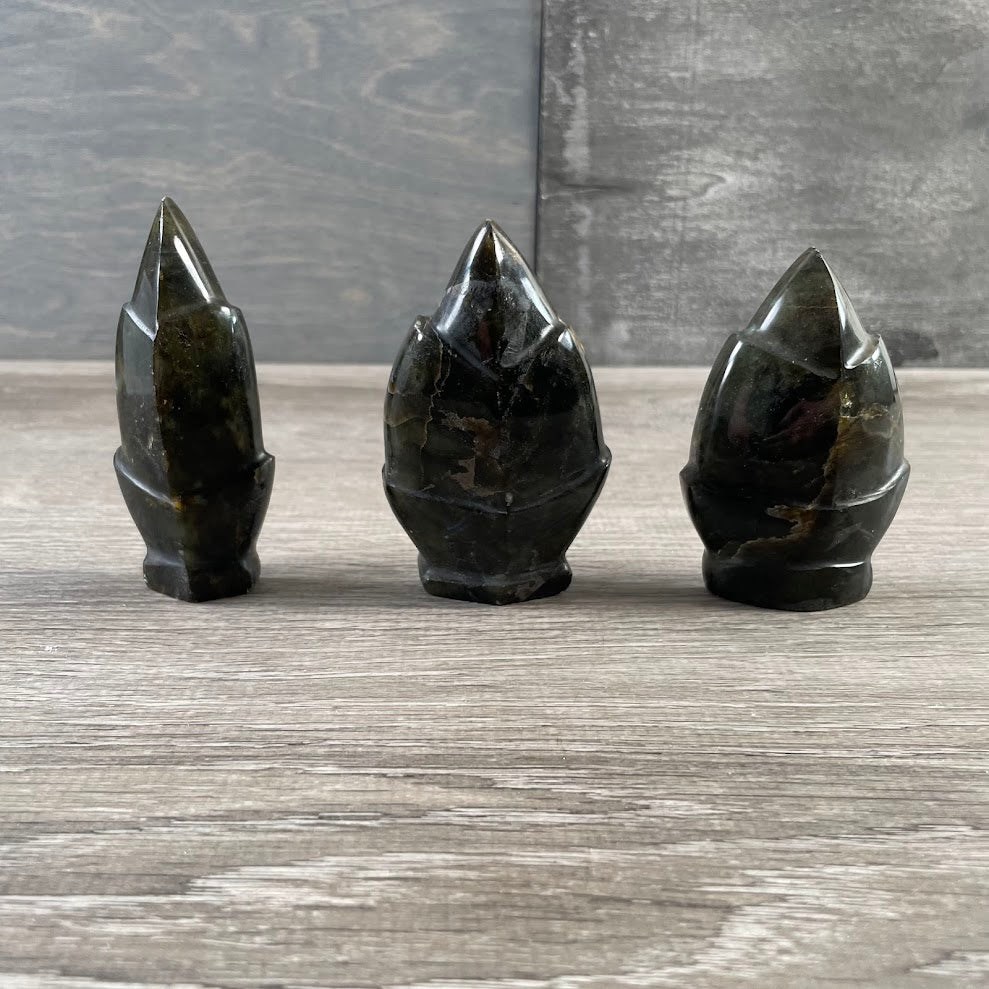 Wholesale labradorite fleur-de-lis shaped gemstone for décor and collections