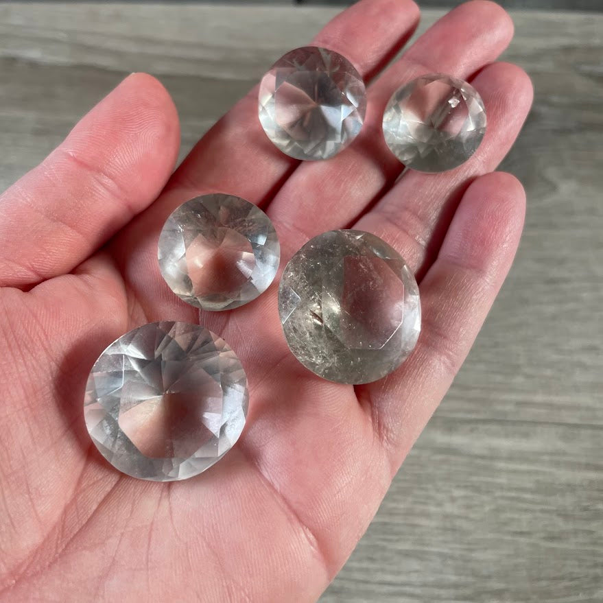 Round cut clear quartz gemstones for jewlery displays