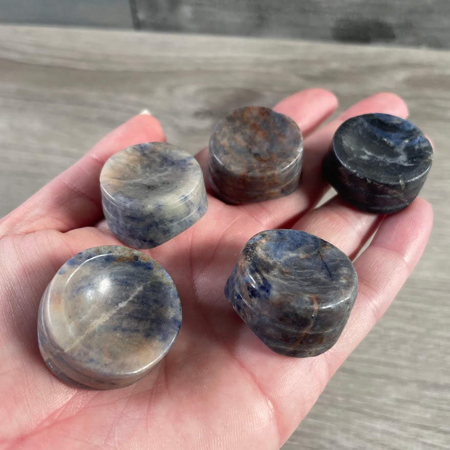 Sodalite sphere holder for gemstones