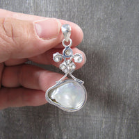 Mother of Pearl pendant with flower detail for wholesale.