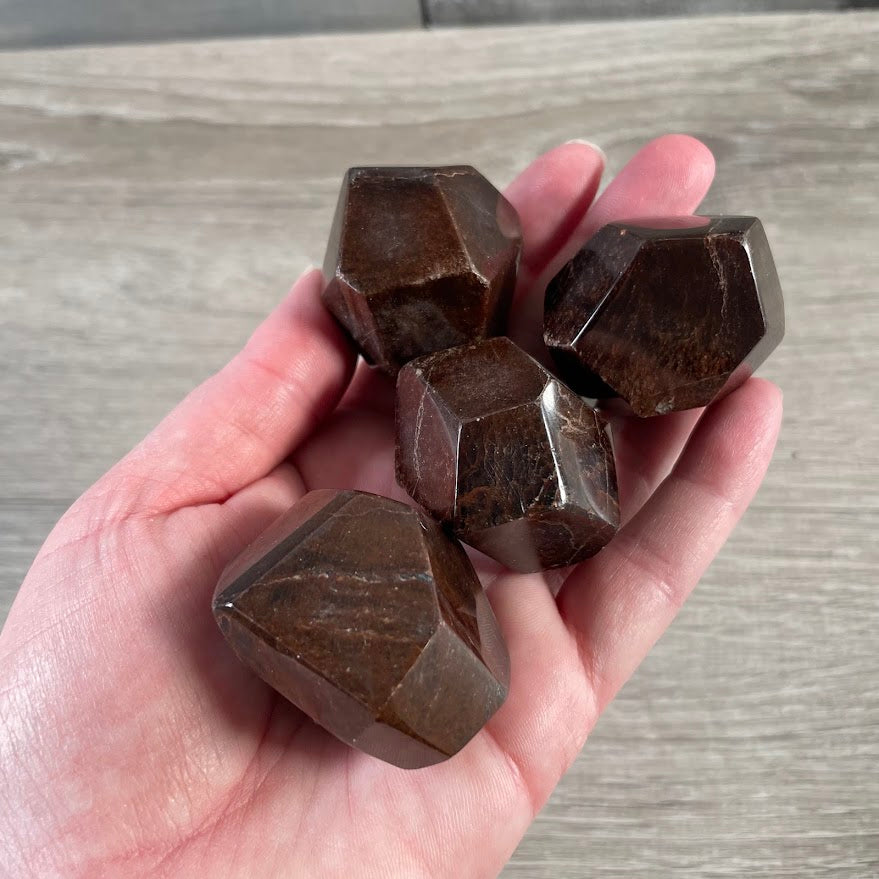 Garnet geometric gemstone carving wholesale