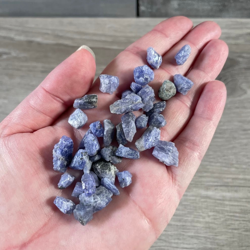 Natural tanzanite rough stones with blue violet color tones