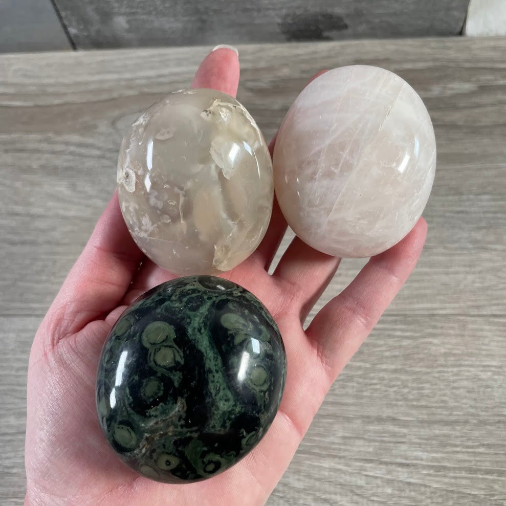 Natural gemstone palm stones in mixed stones available in bulk wholesale assortments