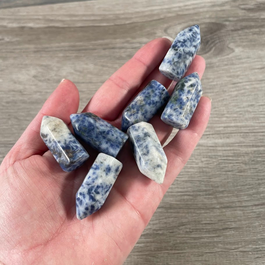 Wholesale blue quartz gemstone tower small polished stone carving for resale