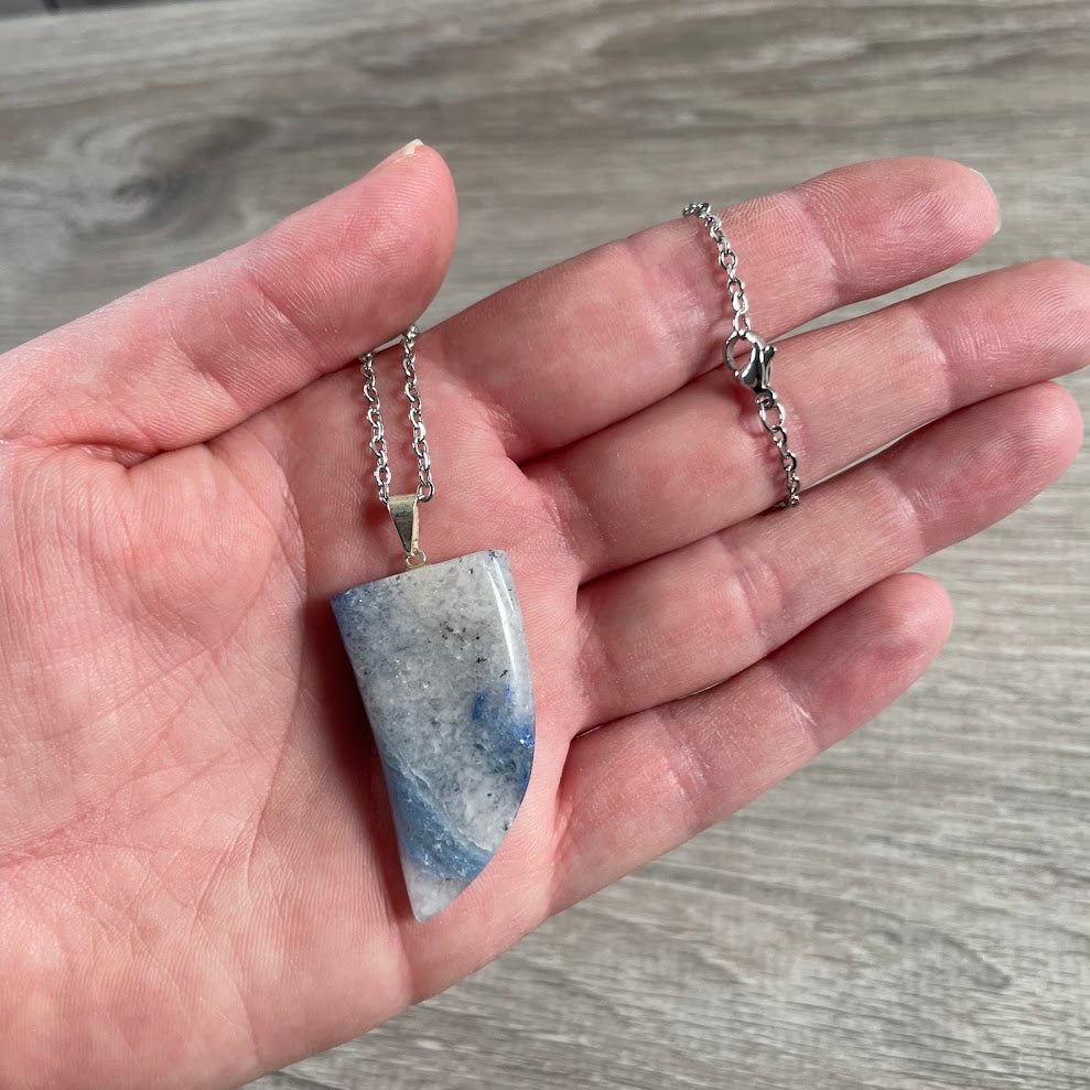 Claw shaped gemstone pendant wholesale natural stone jewelry