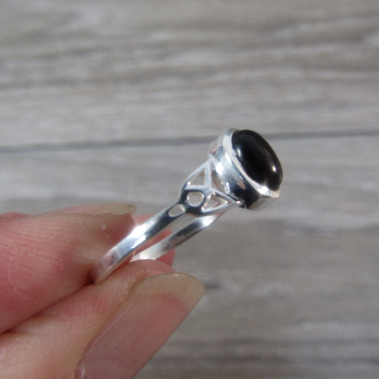 Sterling silver ring with celtic trinity knot band and black onyx center stone