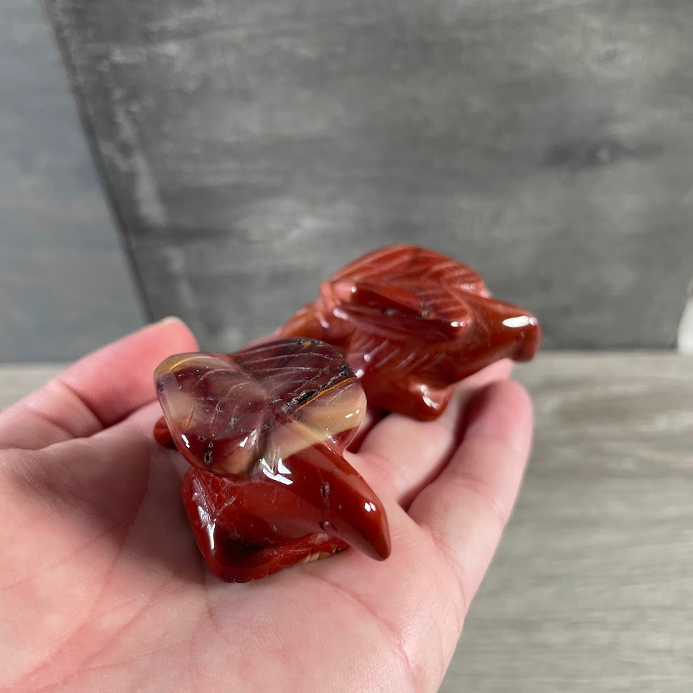 Wholesale mookaite jasper crystal eagle decor carved gemstone bird figurine for gift shops