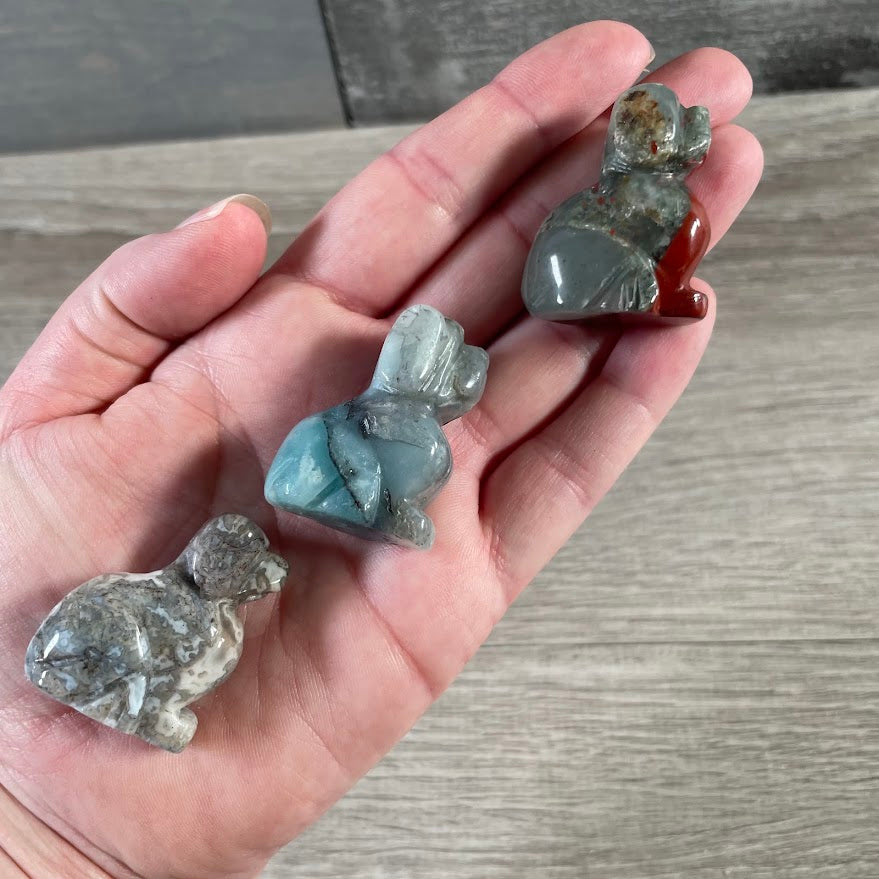 dog figurine polished and carved for wholesale crystal and pet-themed gifts