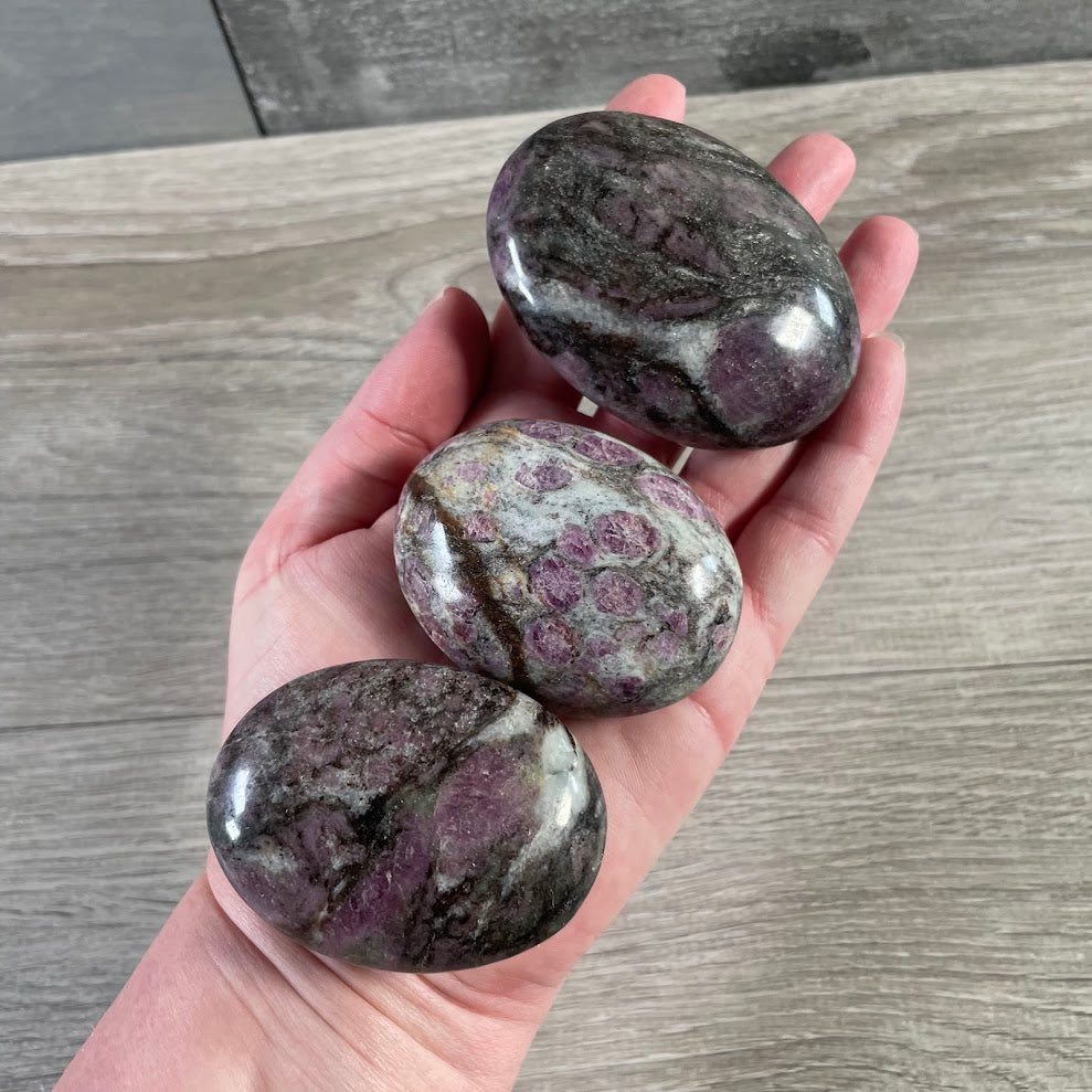 Wholesale spinel palm stones polished gemstone pocket crystals