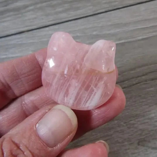 rose quarts cat face shaped crystal